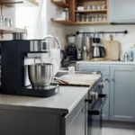 Multifunktionsgerät auf begrenzter Arbeitsfläche in einer kleinen Küche, realistische Alltagssituation ohne Werbeoptik.