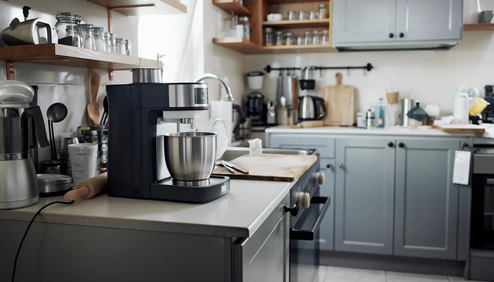 Multifunktionsgerät auf begrenzter Arbeitsfläche in einer kleinen Küche, realistische Alltagssituation ohne Werbeoptik.