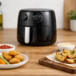 Mini-Airfryer mit 2 Litern Fassungsvermögen auf Küchenarbeitsplatte mit kleinen Portionen Pommes und Gemüse